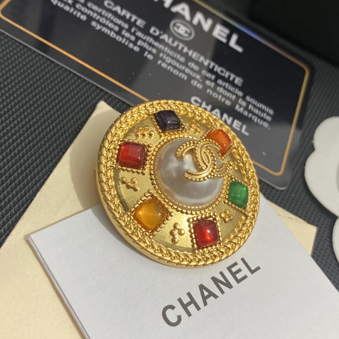 C008 Chanel brooch