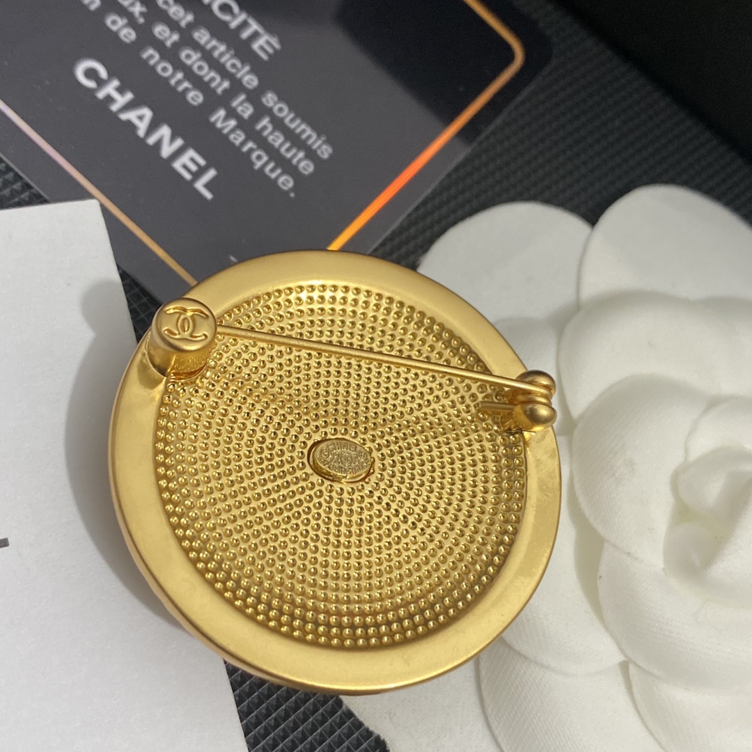 C008 Chanel brooch