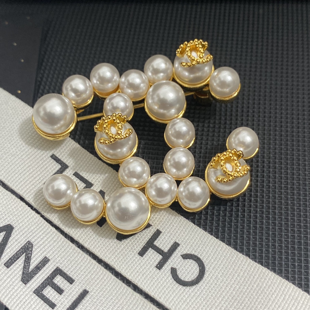 C021 Chanel pearls brooch