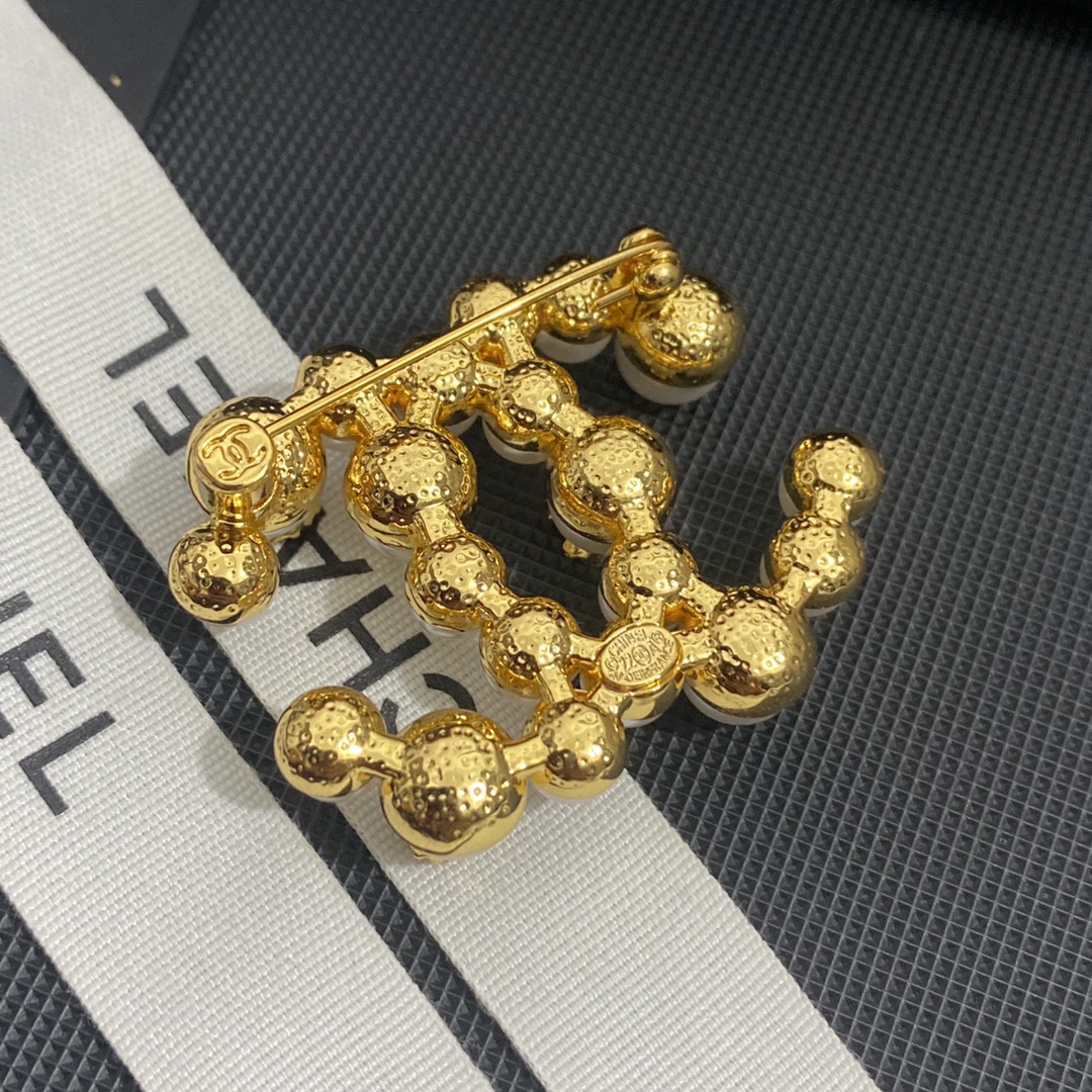 C021 Chanel pearls brooch