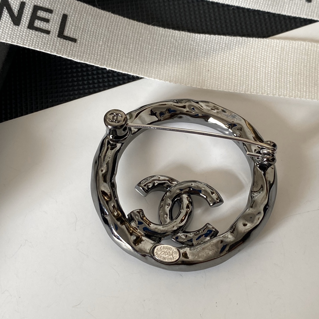 C043 Chanel black cc brooch