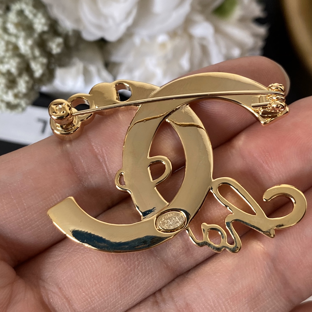 C084  Chanel brooch