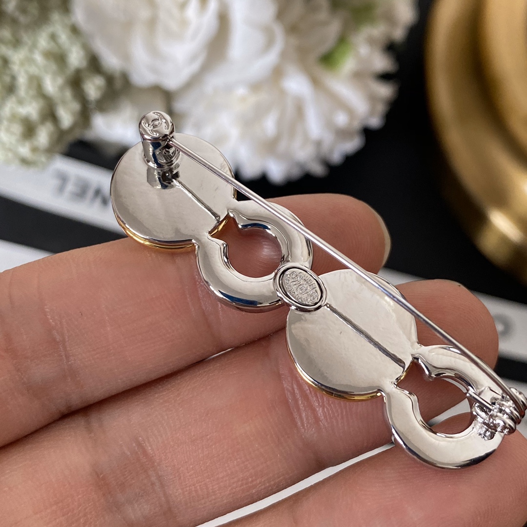 C058  Chanel brooch