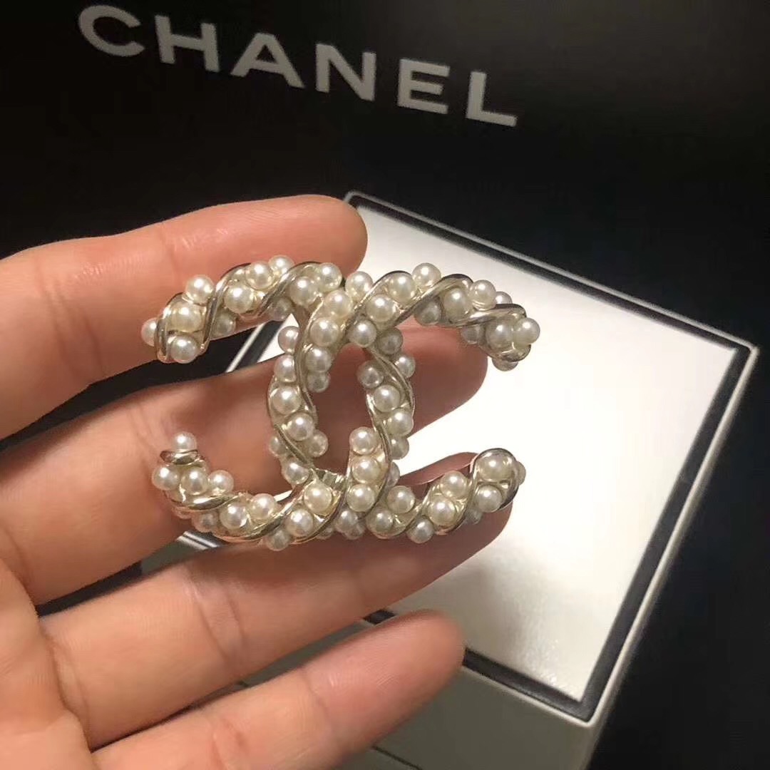 C016 chanel brooch