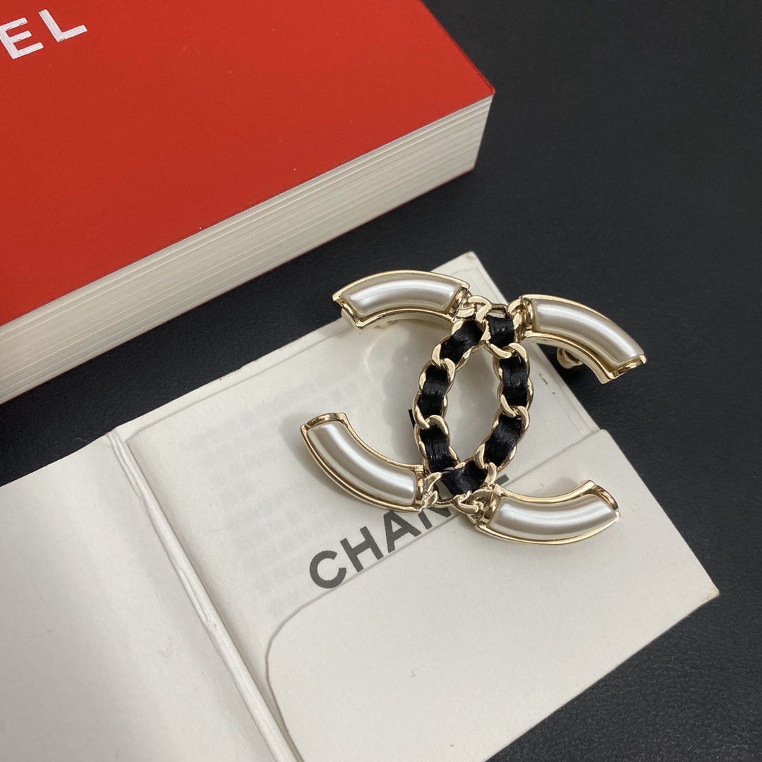 C129 Chanel brooch