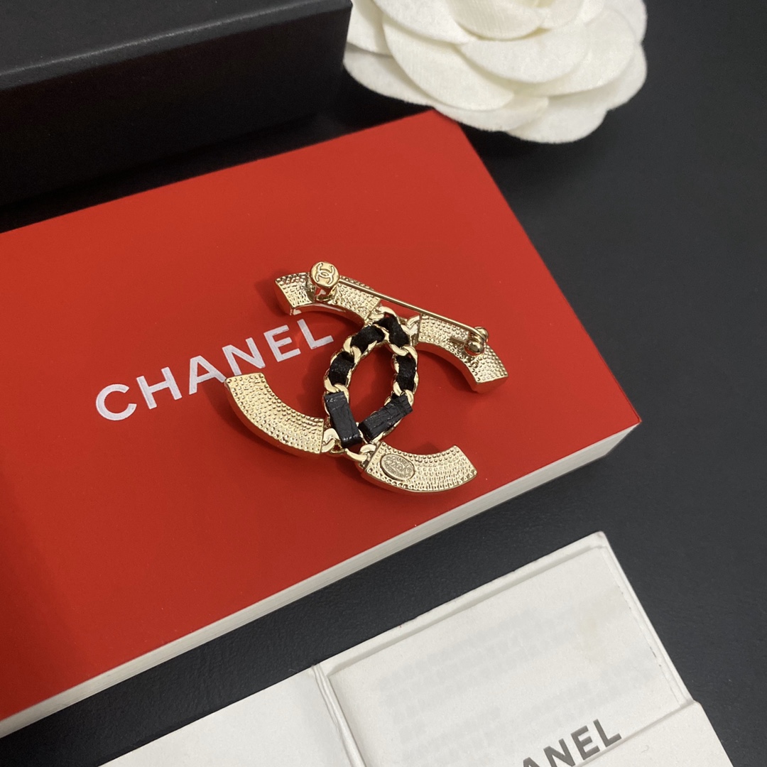 C129 Chanel brooch