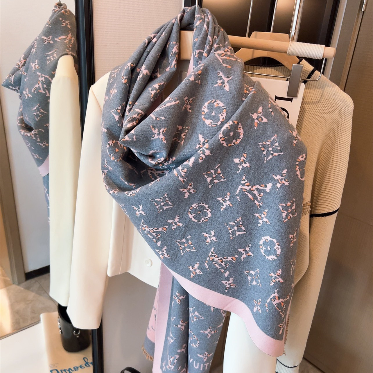 LV Louis vuitton Scarf 110266