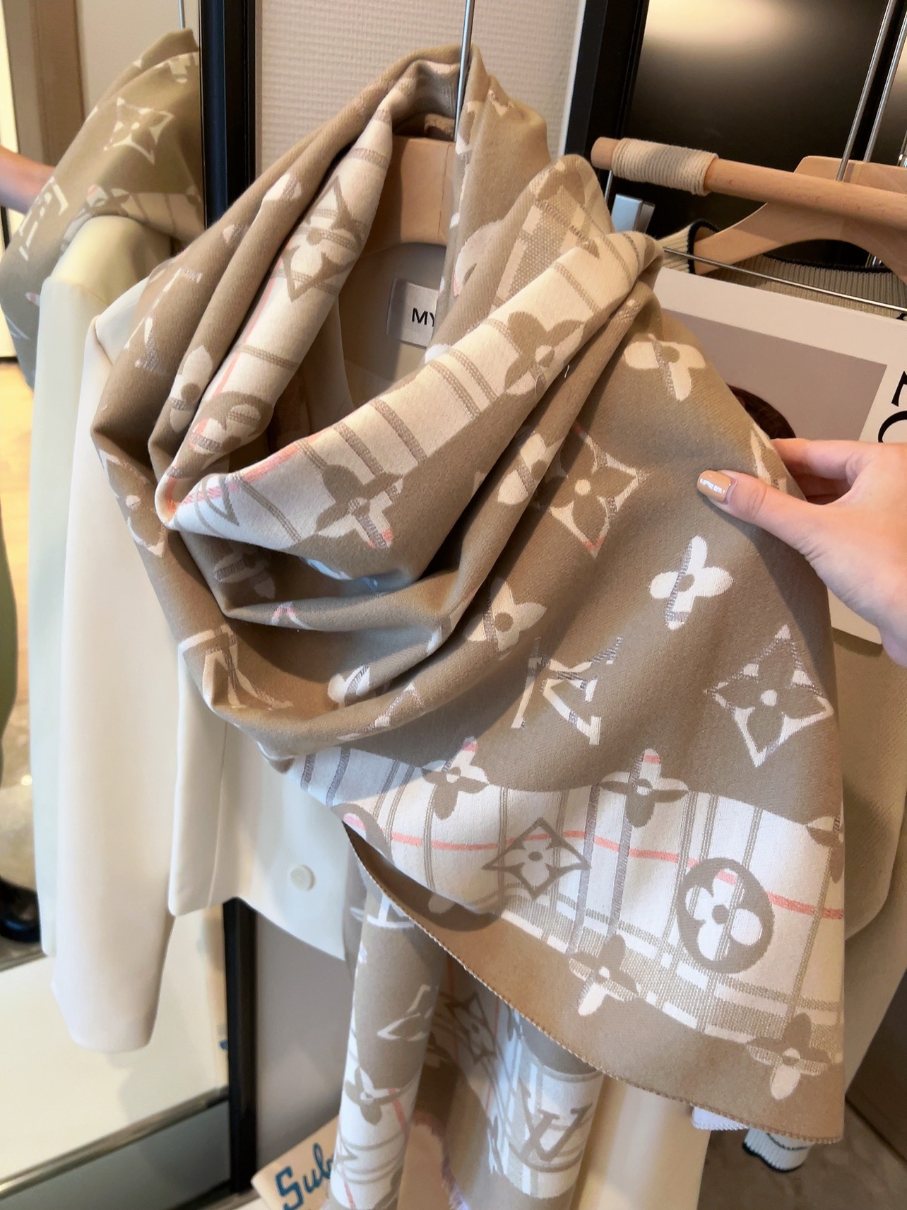 LV Louis vuitton Scarf 110257
