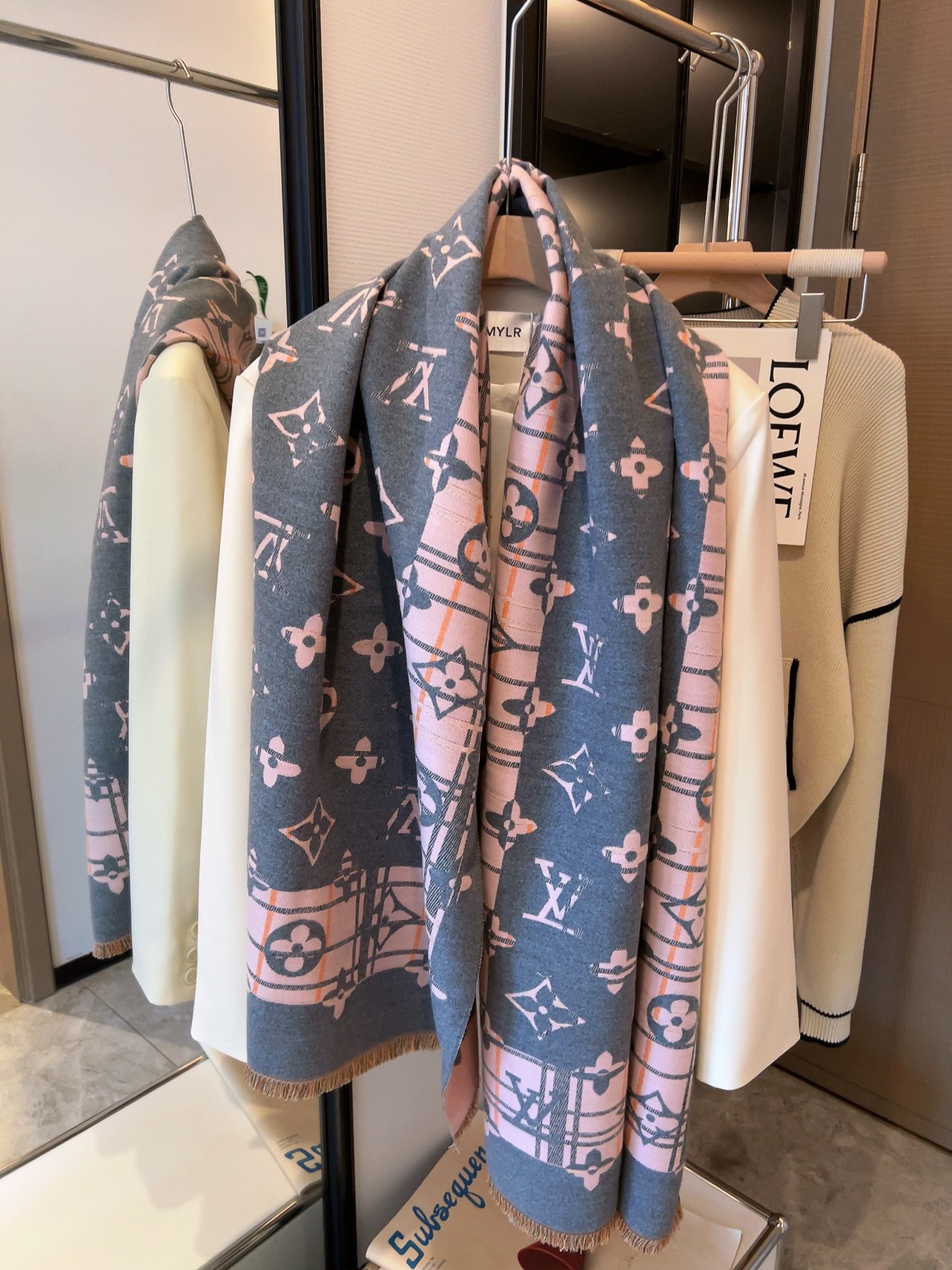 LV Louis vuitton Scarf 110257