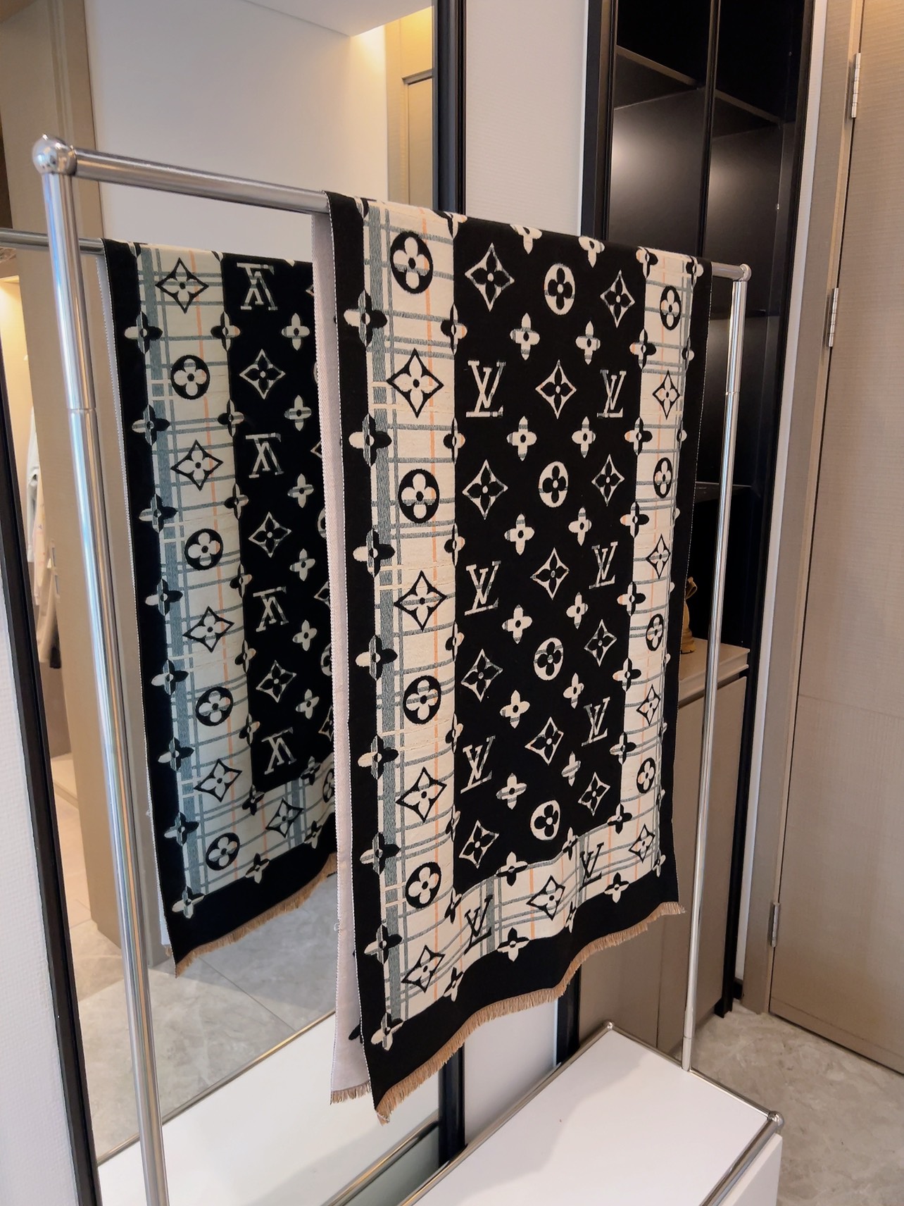 LV Louis vuitton Scarf 110256