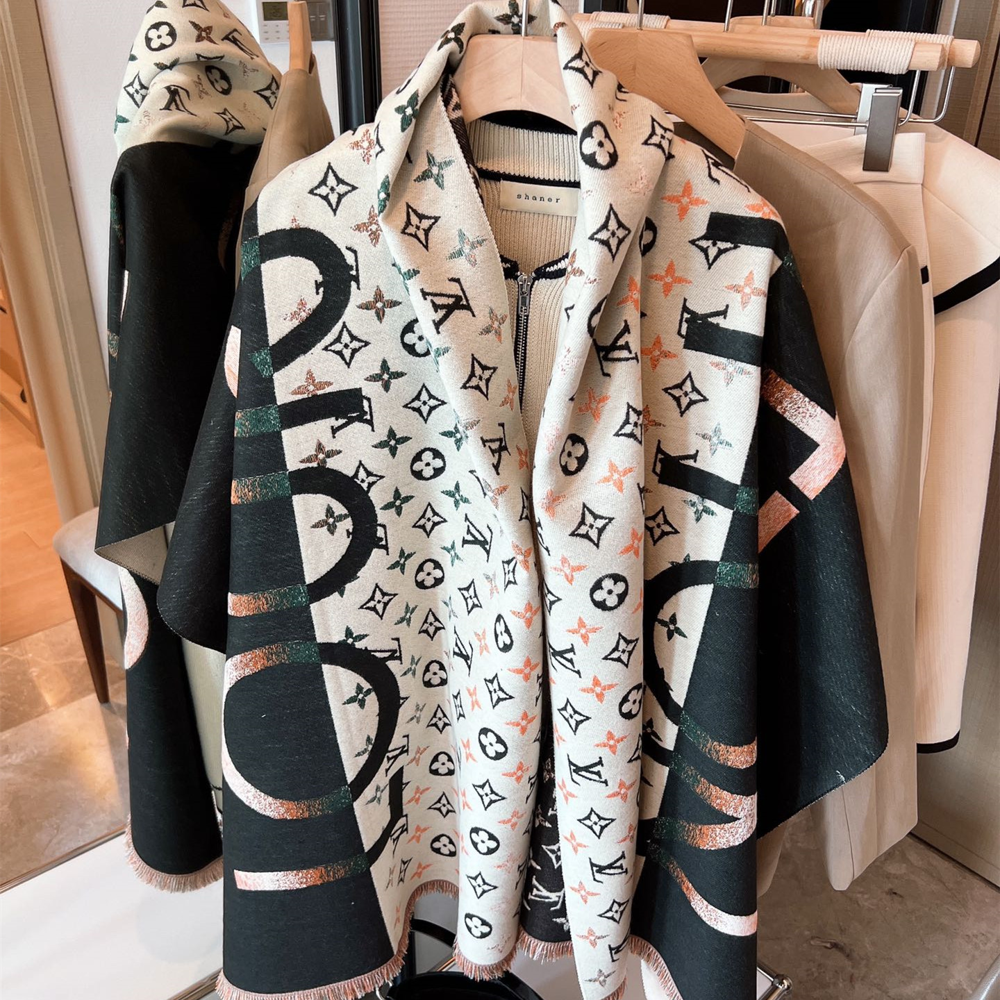 LV Louis vuitton Scarf  110235