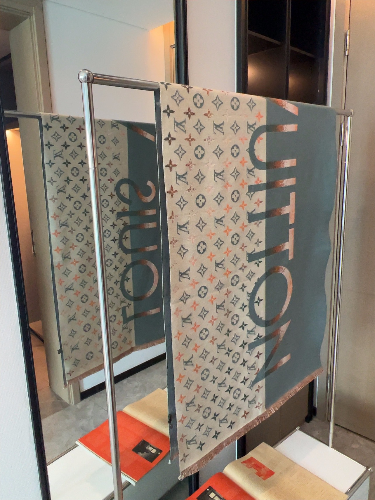 LV Louis vuitton Scarf  110235