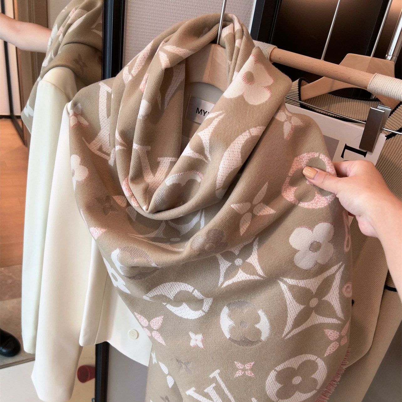 LV Garden Monogram Scarf 110298