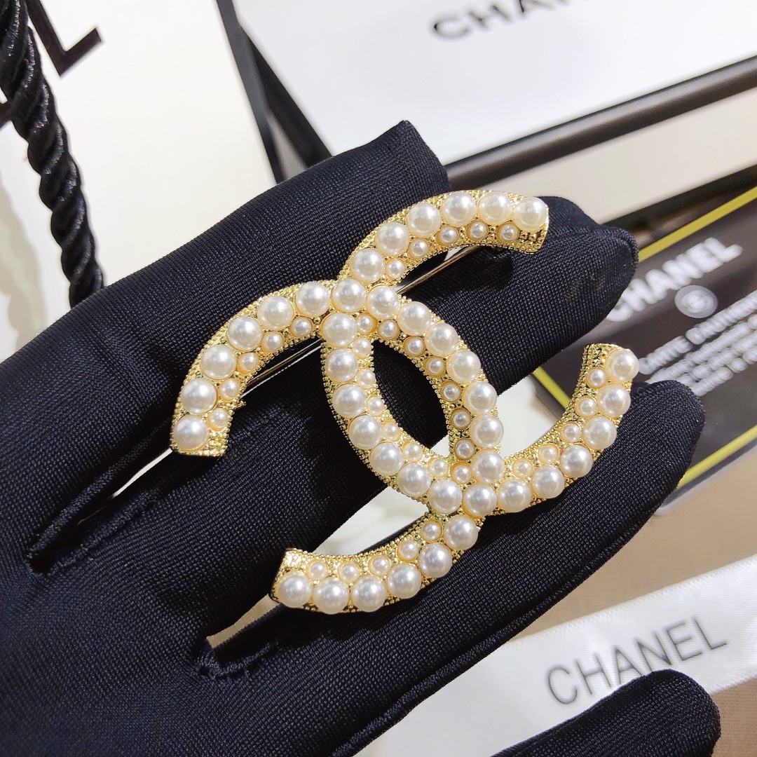 D039  Chanel brooch 110328