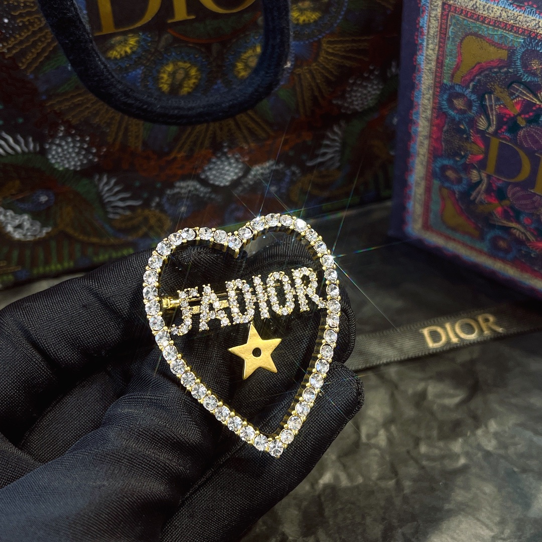 D103  Dior brooch 110317