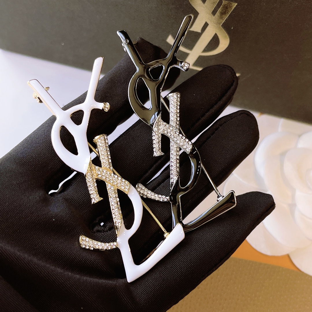 D105 ysl brooch 110302