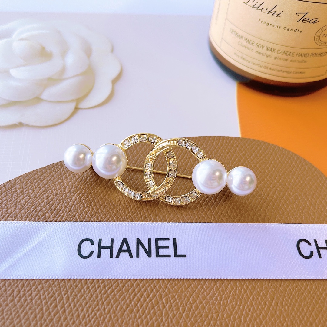 D106 Chanel pearls brooch 110301