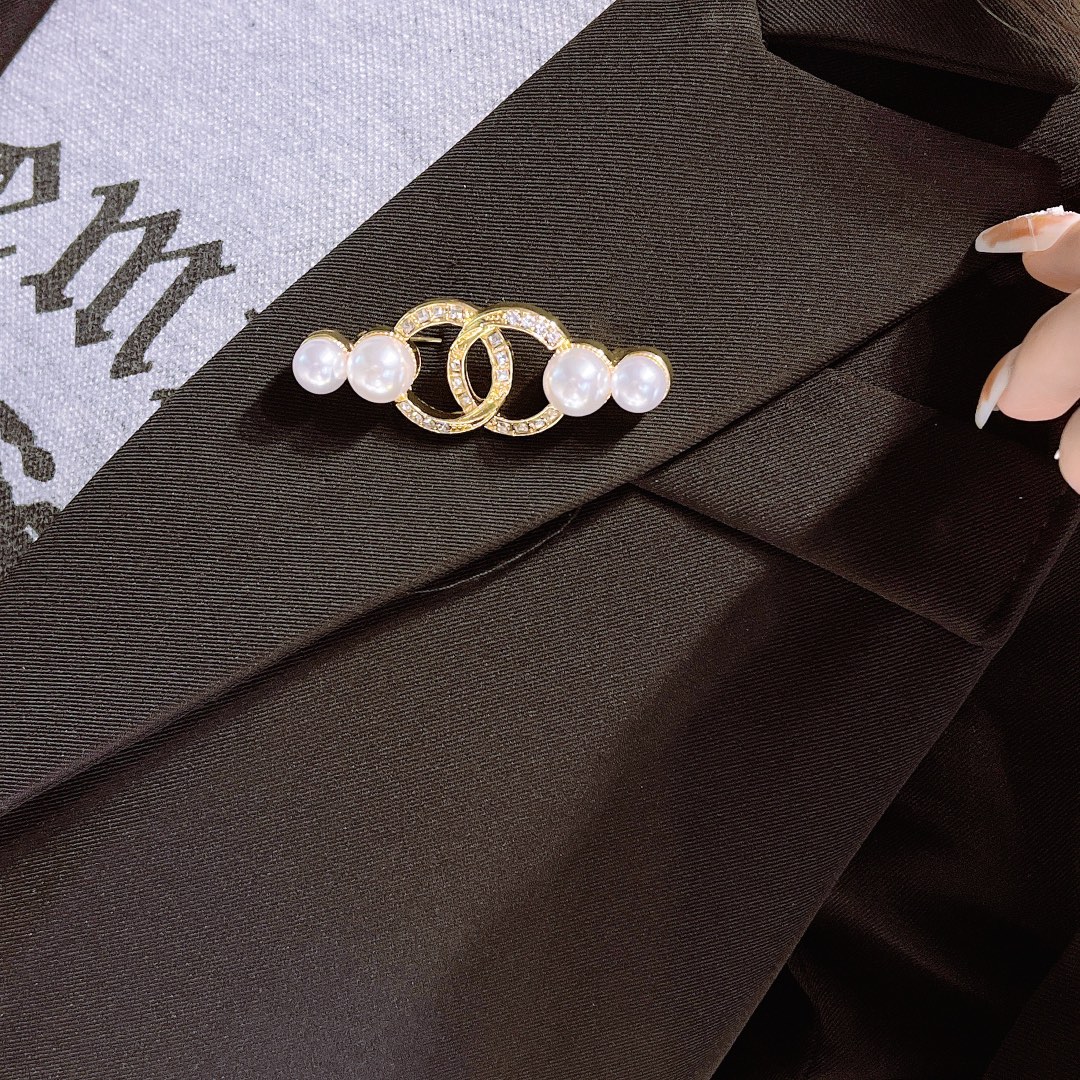 D106 Chanel pearls brooch 110301