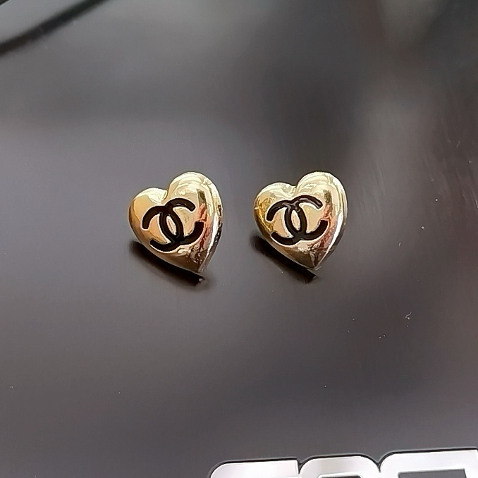 Chanel earrings gold heart cc 110376