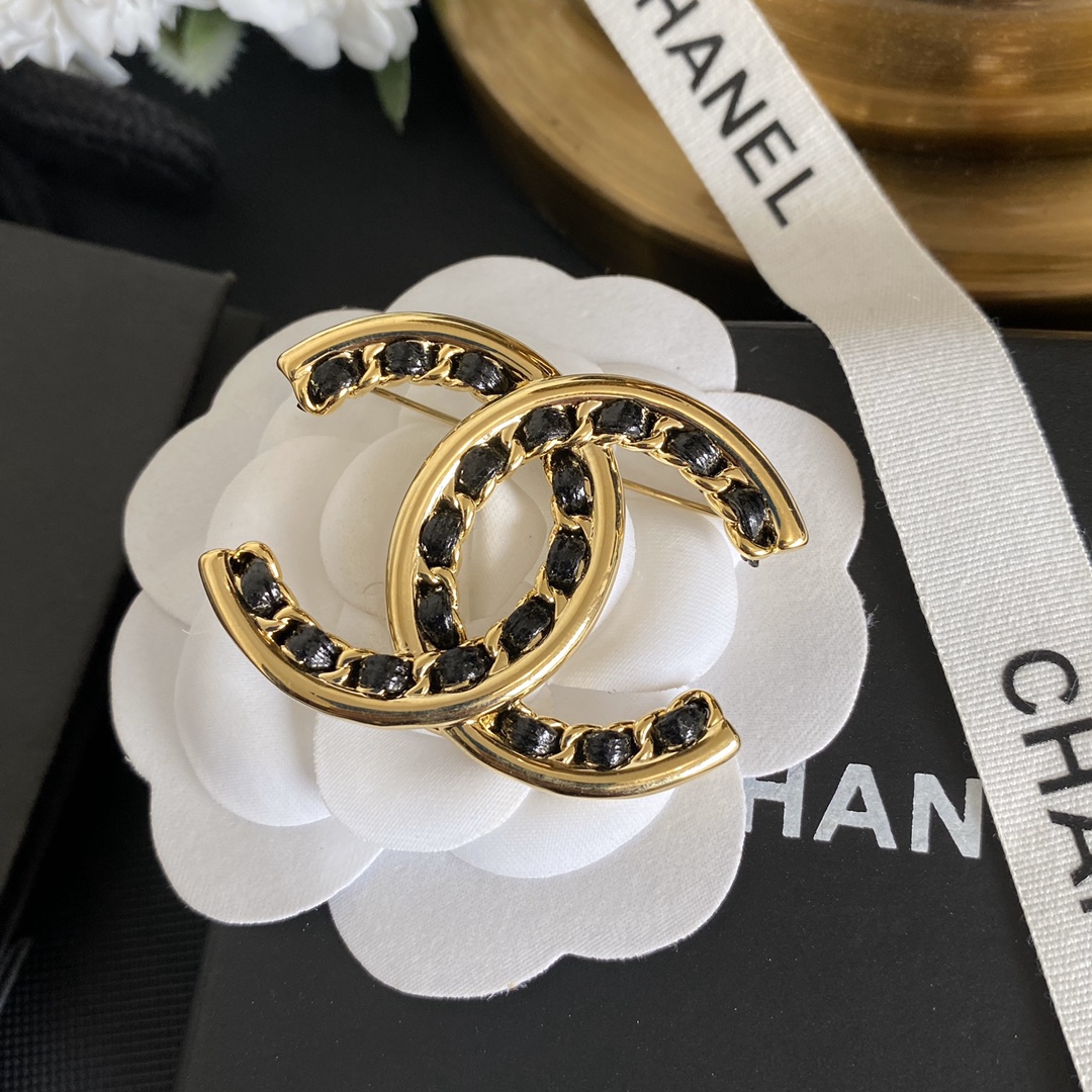 C238  Chanel brooch 110420