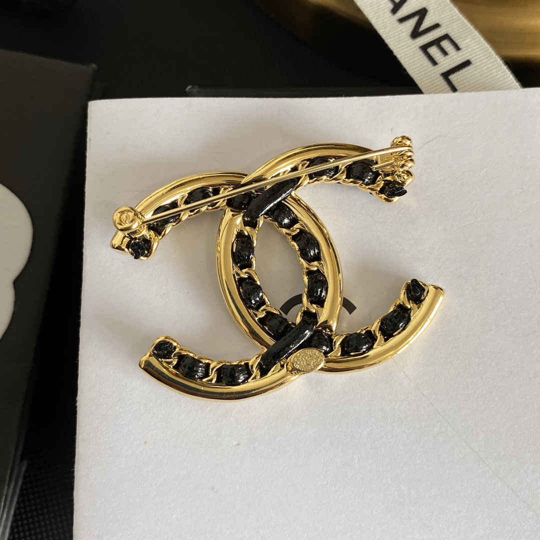 C238  Chanel brooch 110420