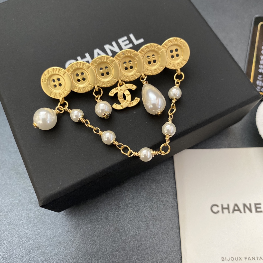 C130  Chanel brooch 110411