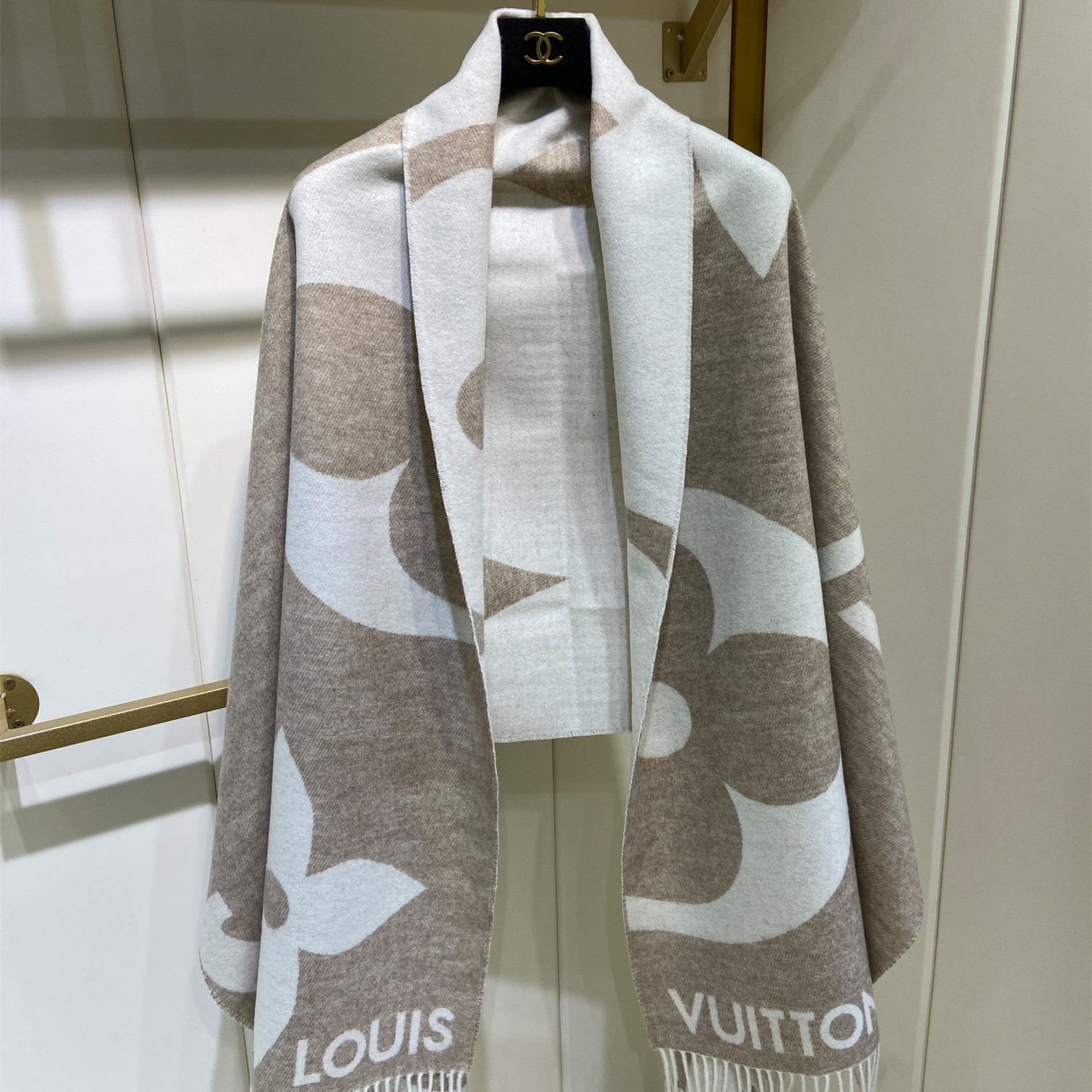 LOUIS VUITTON LV The Ulrimate Shine Monogram Scarf