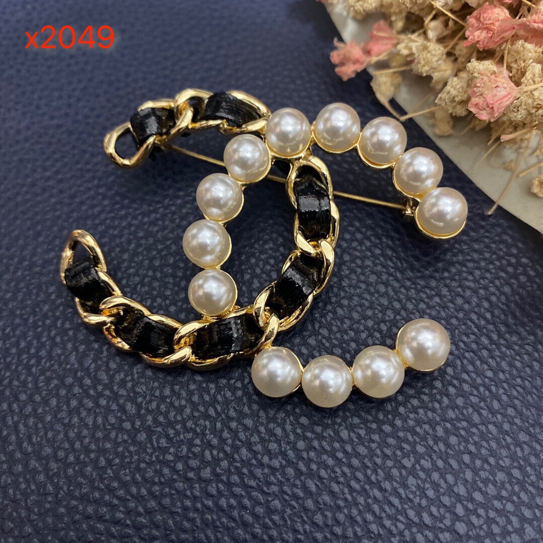 Chanel leather pearls brooch 110477