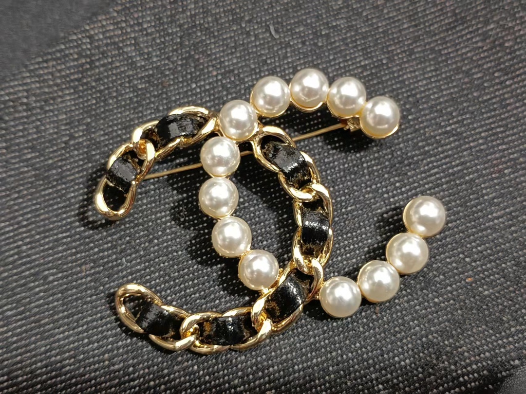 Chanel leather pearls brooch 110477