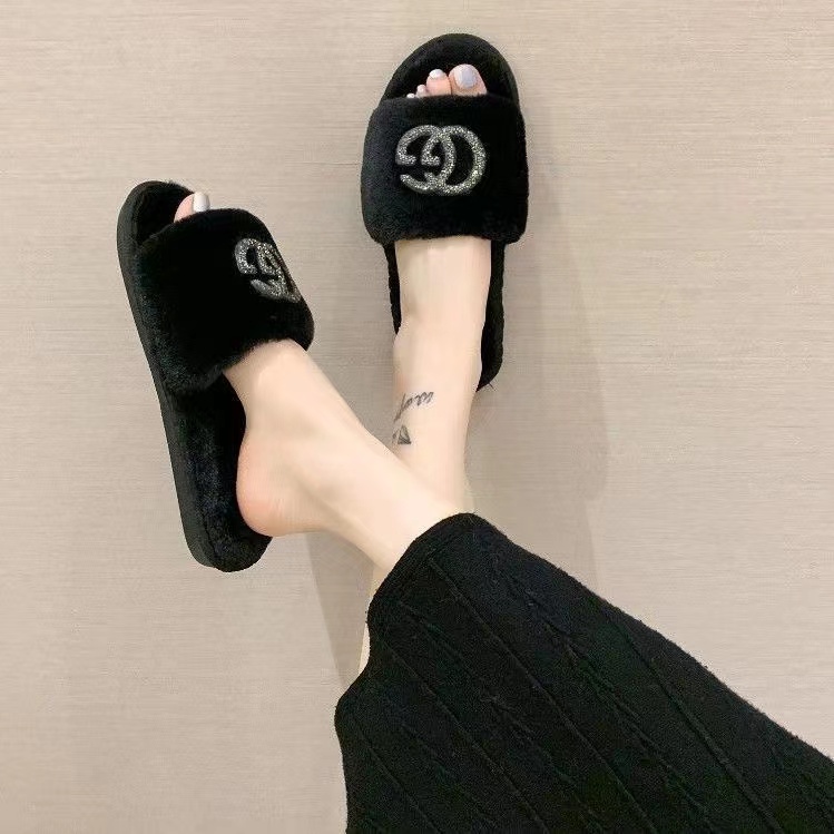 Black-Gucci fur slippers