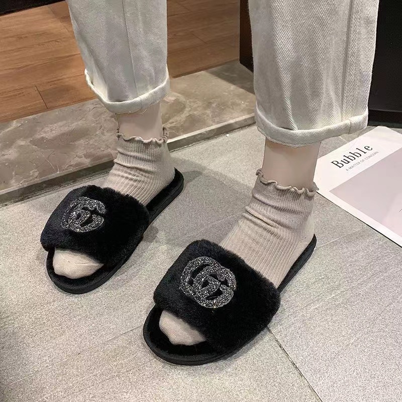 Black-Gucci fur slippers