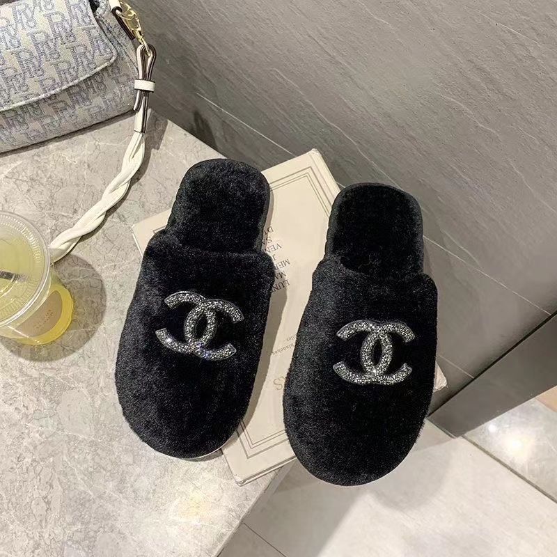 Black-Chanel fur slippers