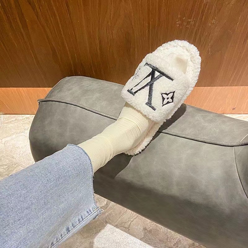 White-LV fur slippers Louis vuitton