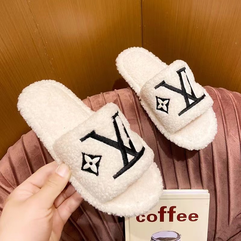White-LV fur slippers Louis vuitton