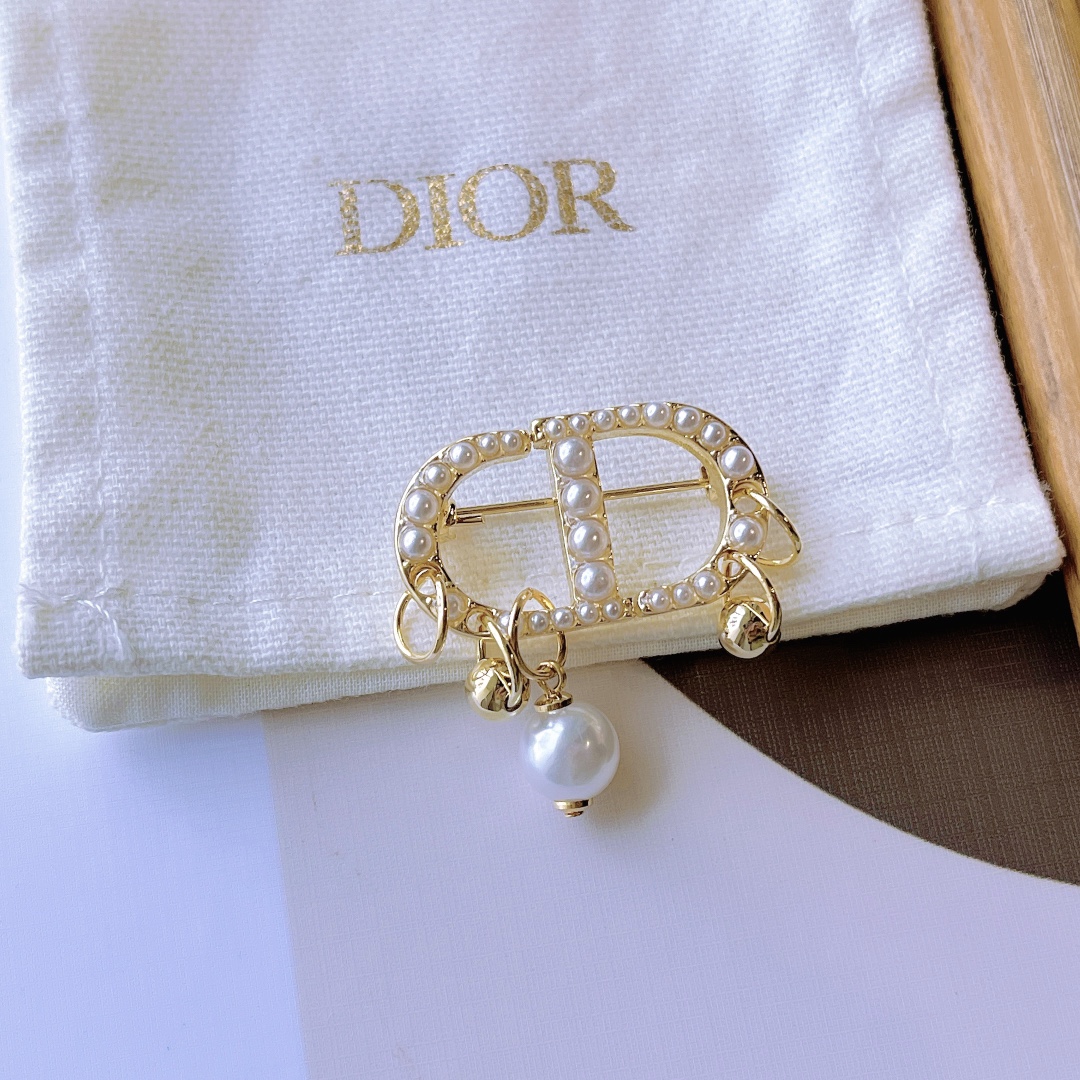 D116  Dior brooch 110504