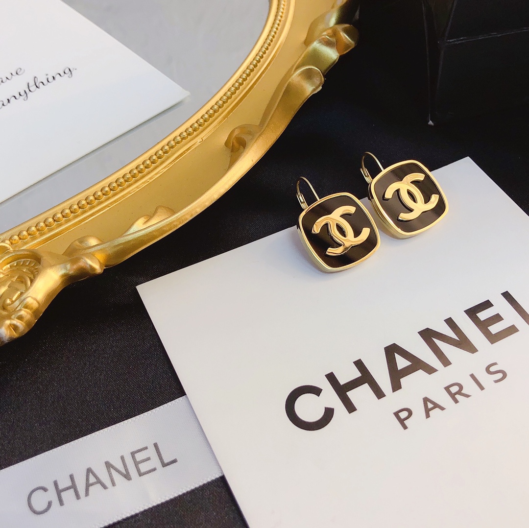 A372  Chanel earrings 110503