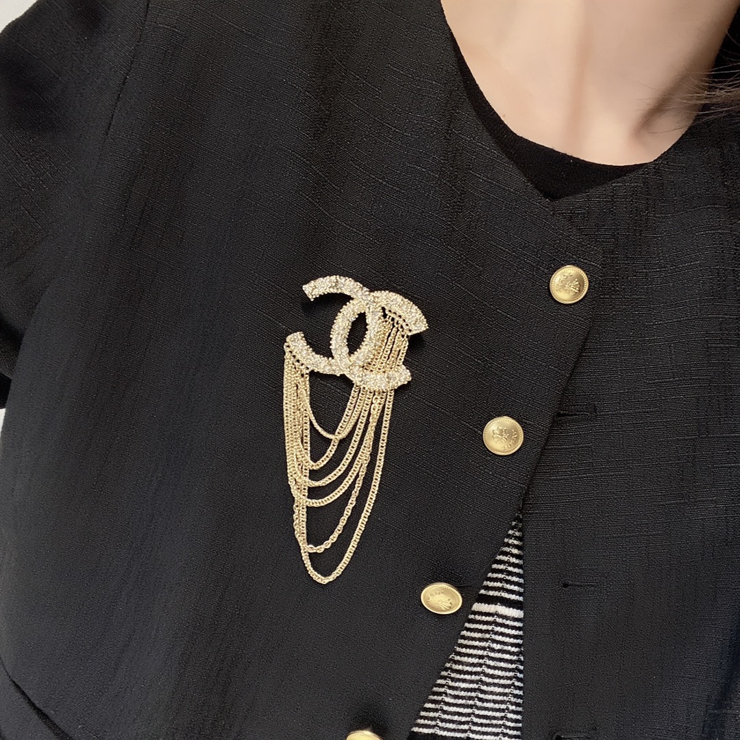 D119  Chanel brooch 110487