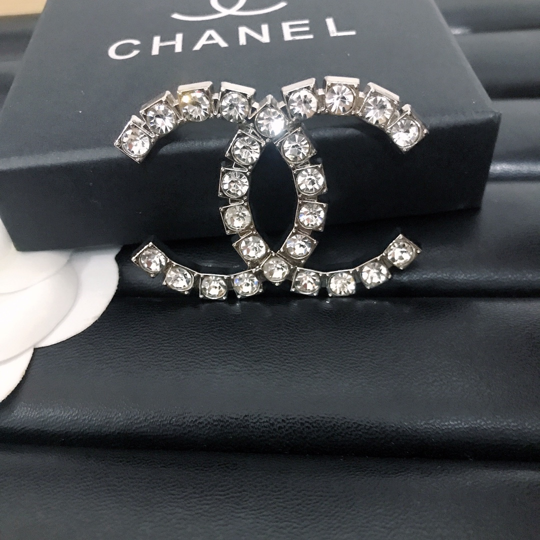 Chanel brooch 106698