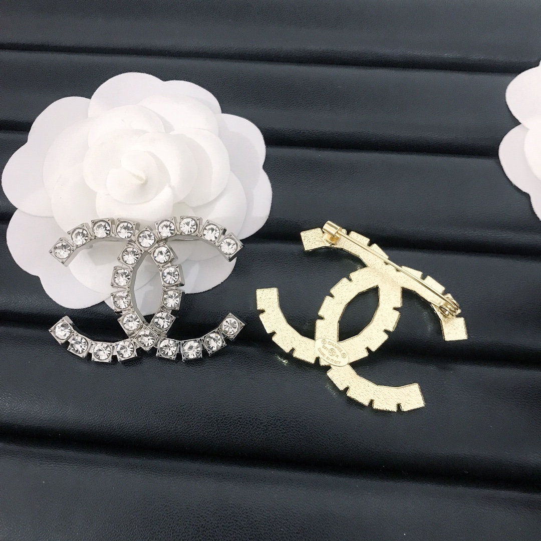 Chanel brooch 106698