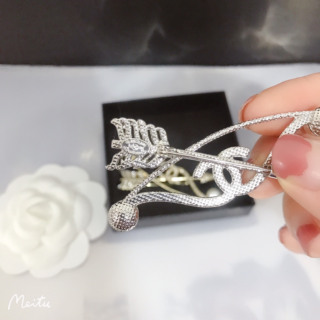 Chanel brooch 107190