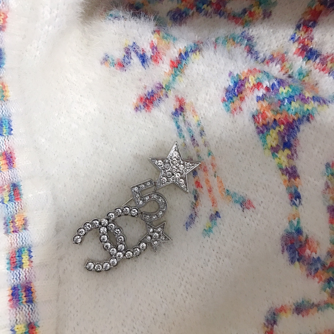 Chanel brooch 110659