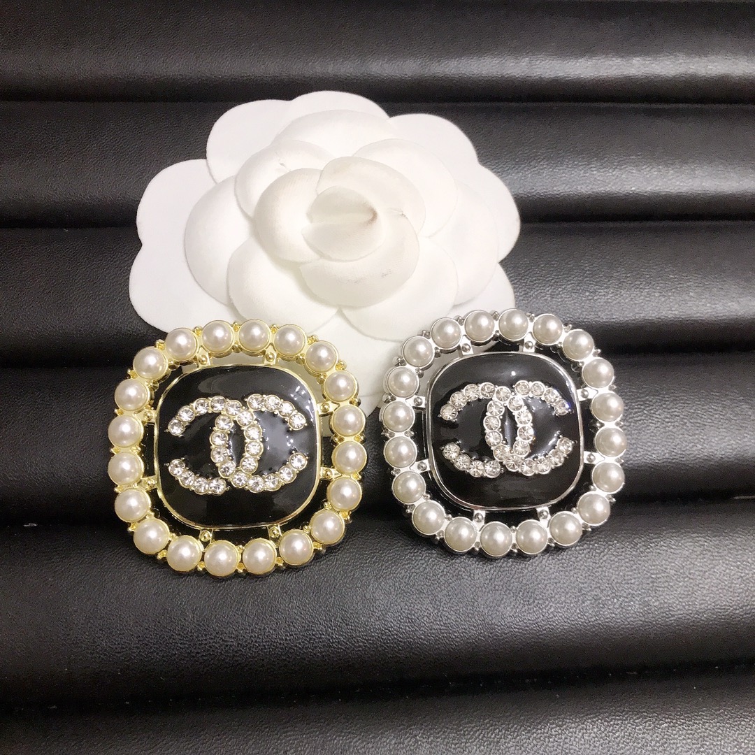 Chanel brooch 110652