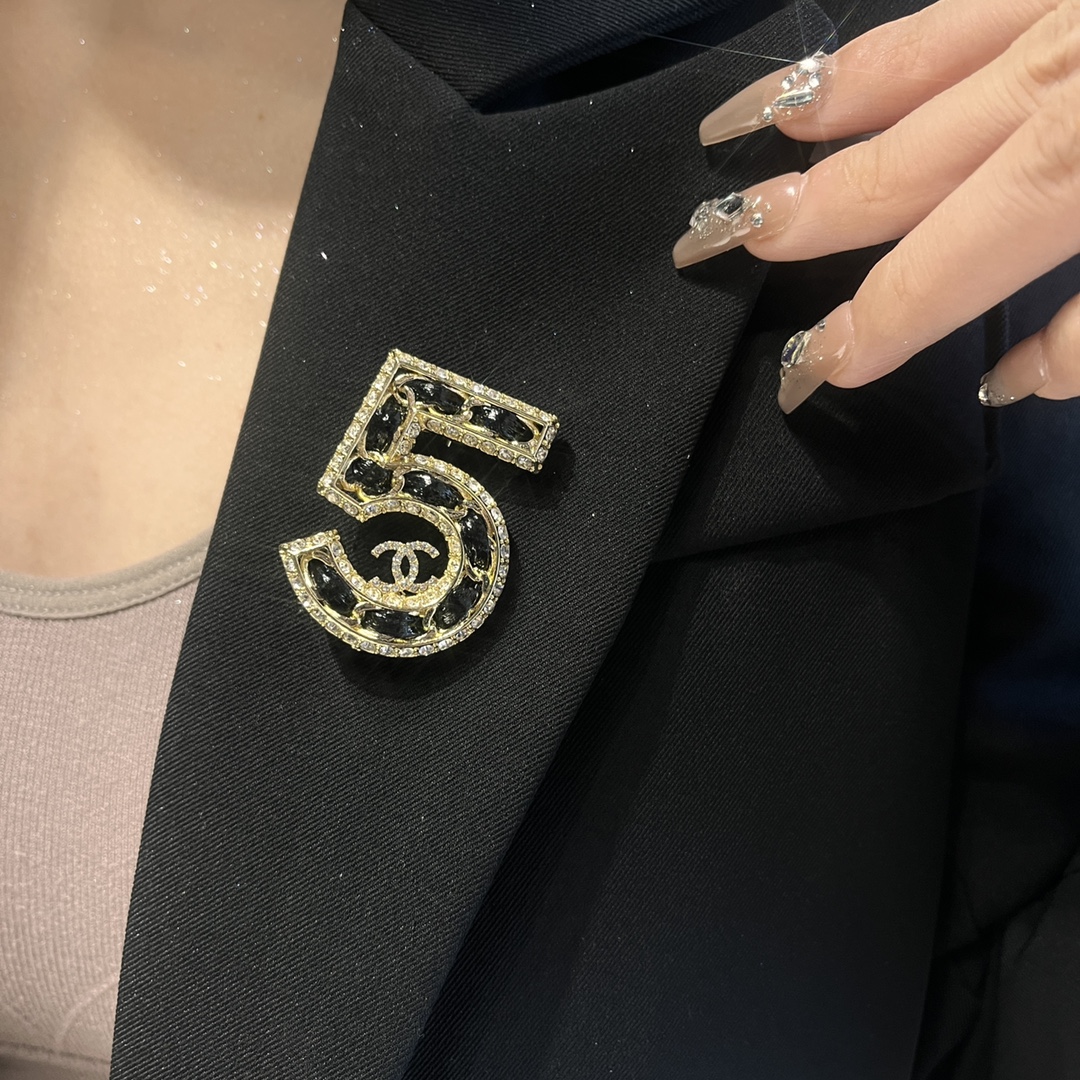 D127  Chanel brooch