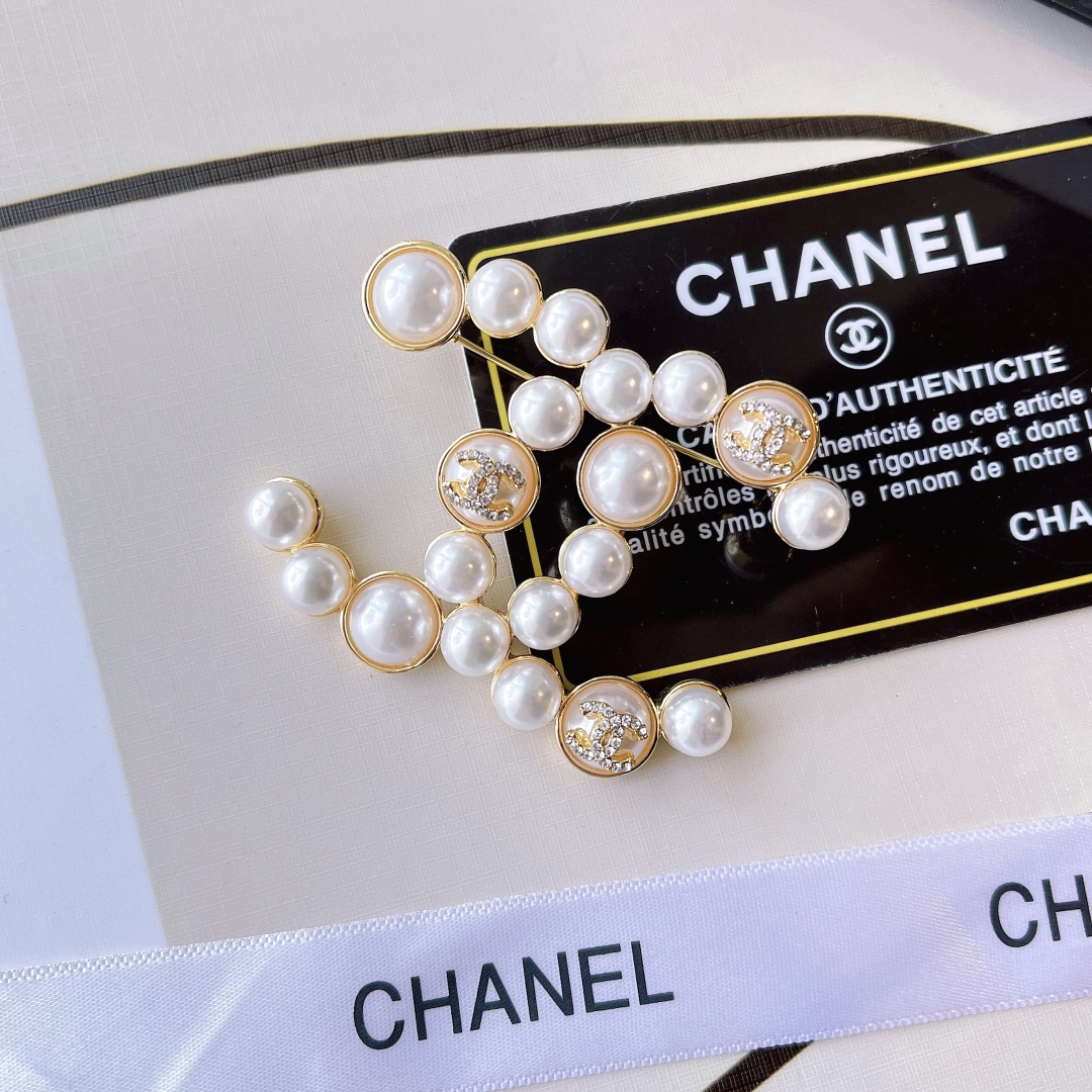 D129  Chanel brooch
