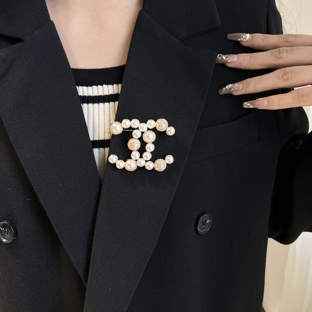 D129  Chanel brooch