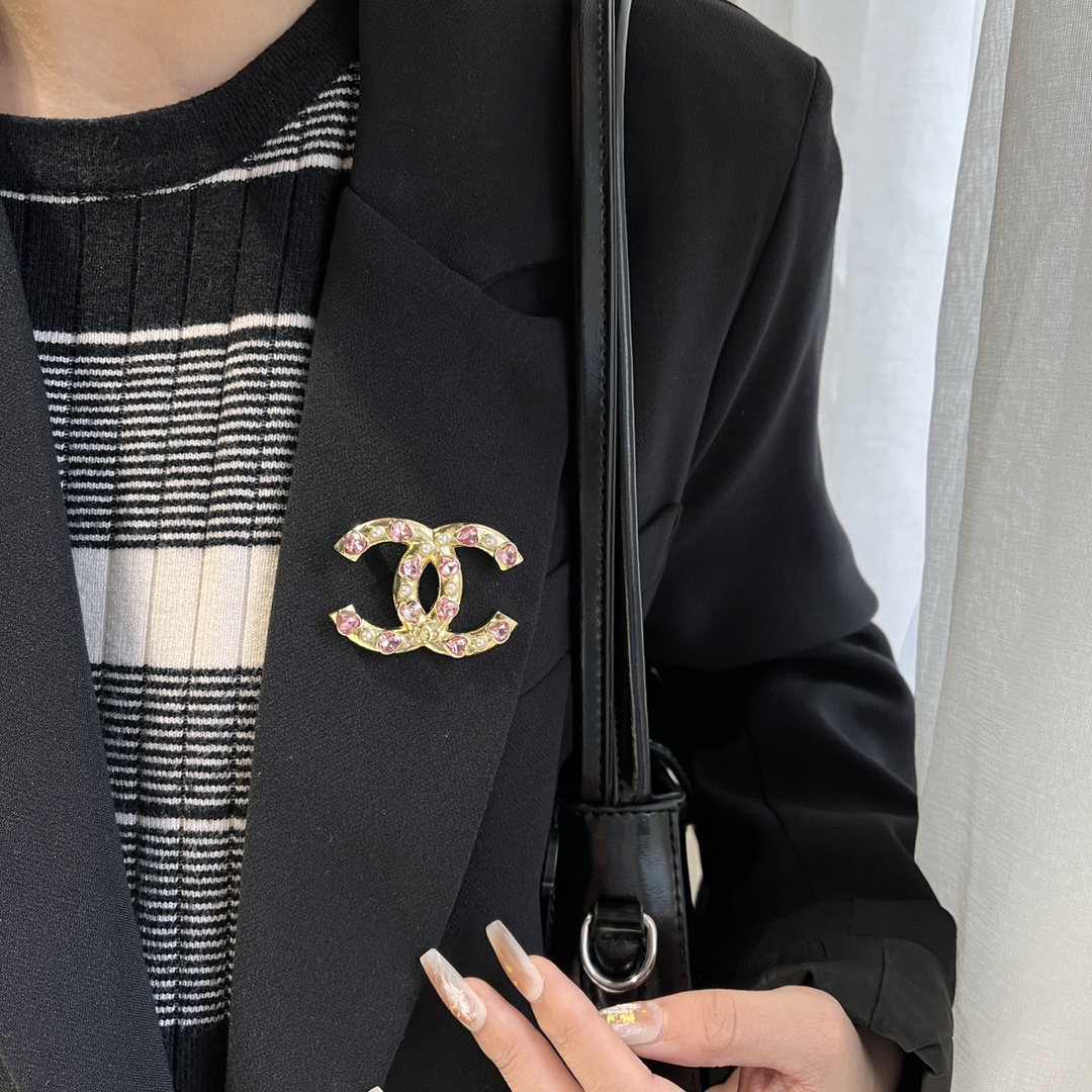 D130 Chanel brooch