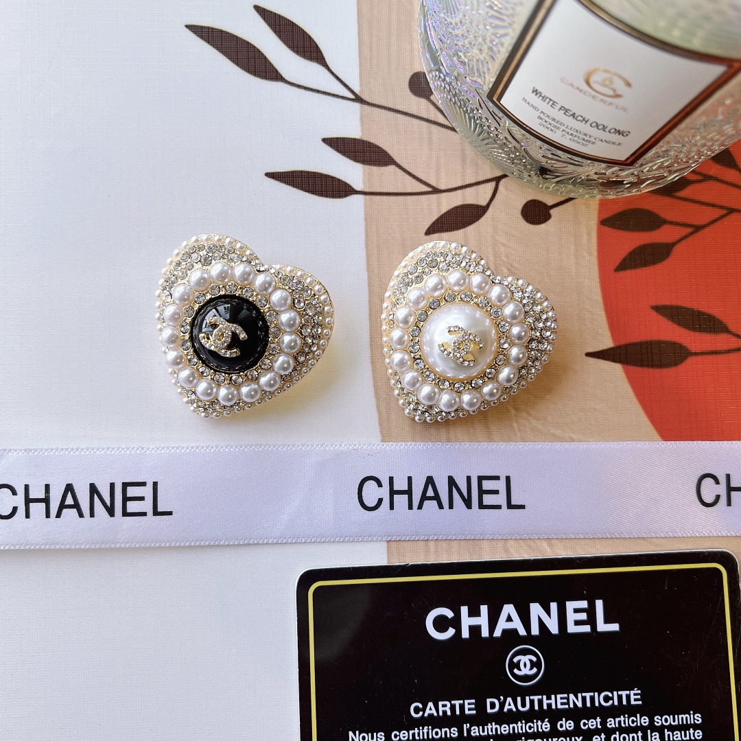 D131  Chanel pearls heart brooch