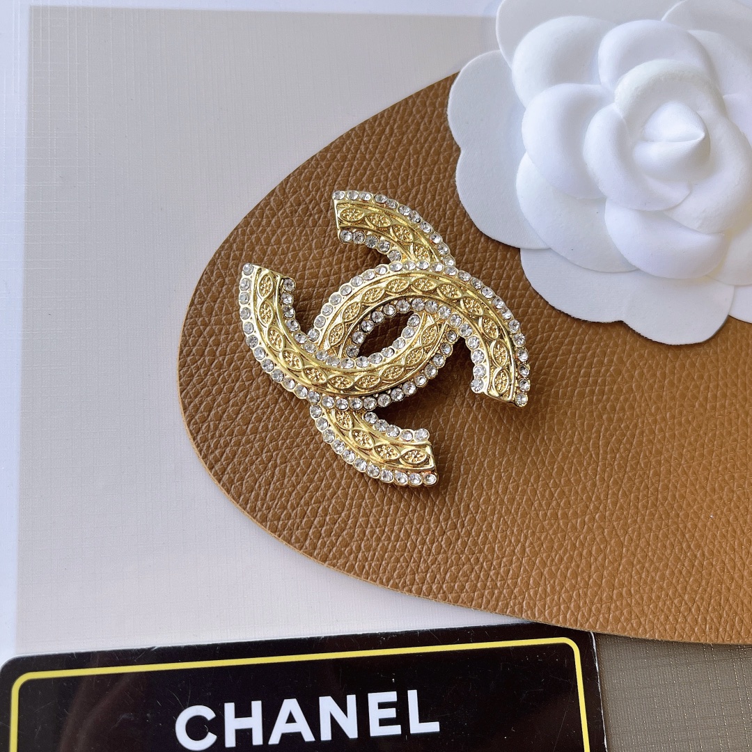 D132  Chanel brooch
