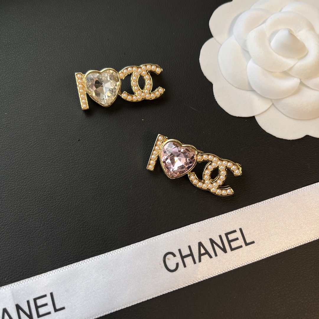 D133 Chanel brooch