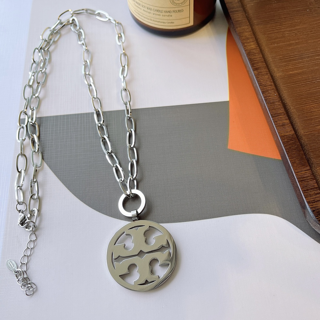 X495 Tory Burch long necklace